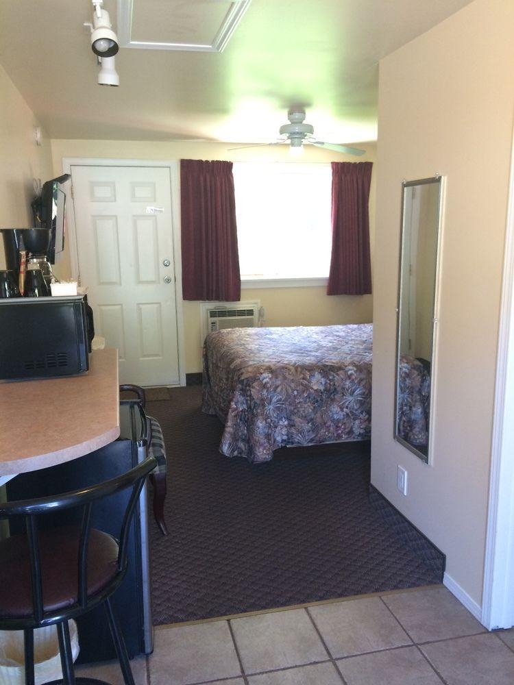 Johnny'S Motel Grand Forks Exterior foto